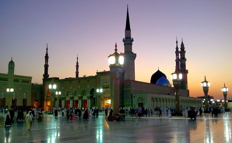 Bara Lutf Deta Hai Naam E Madina