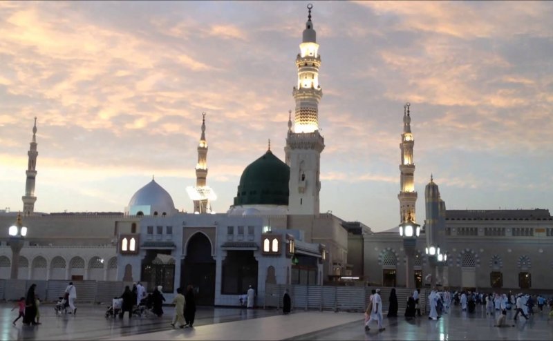 Choomon Ga Her Ek Raah e Madina ko Nazar Se