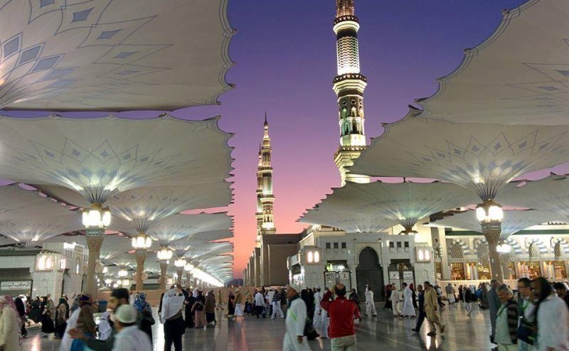 Choomon Ga Her Ek Raah e Madina ko Nazar Se