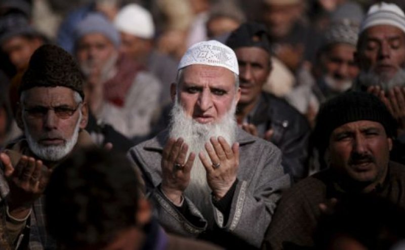 Buddhe Musalman Ko Azab dete hua