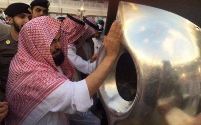Sheikh Sudais Touching Hijr Aswad